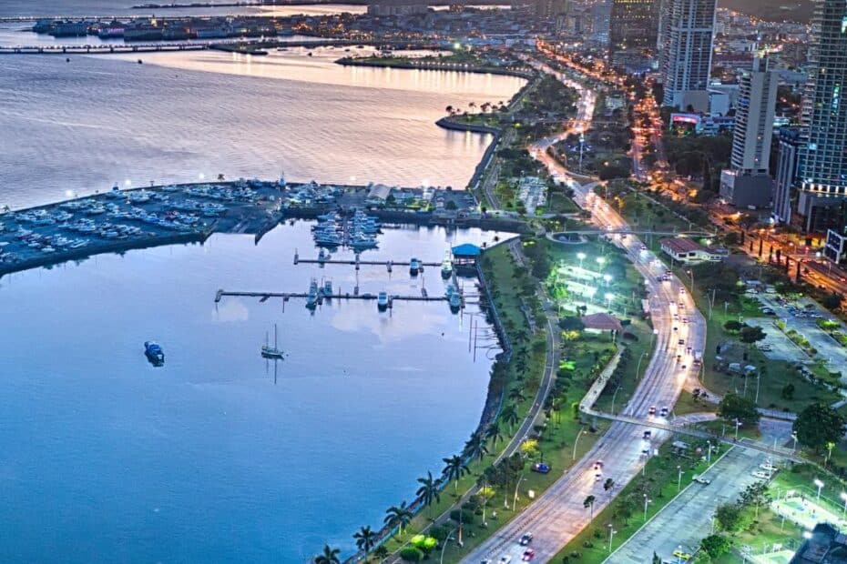 Avenida Balboa in PAnama City in the evening