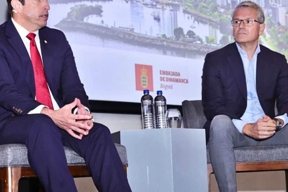 Vincent Clerc, CEO of A.P. Moller - Maerk & Minister of Canal Afffairs Jose Ramon Icaza speaking during the business meeting (9 Oct): Logistics in Transformation: Panama's Bet on Growth and Innovation, organized by the Embassy of Denmark in Colombia and the Netherlands Embassy in Panama.