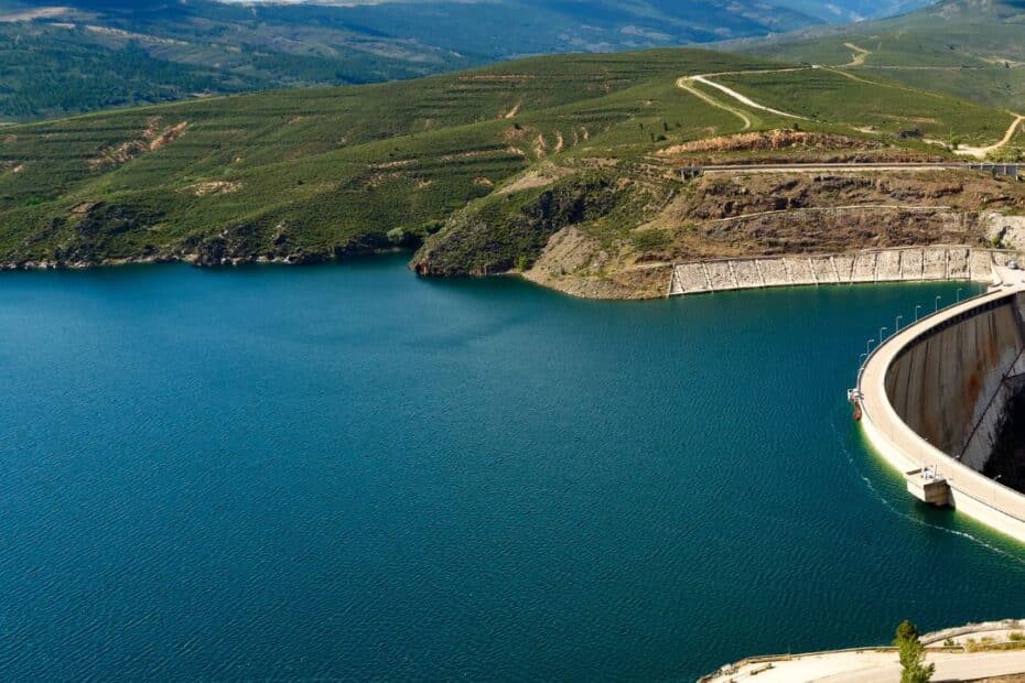 Water reservoir with dam